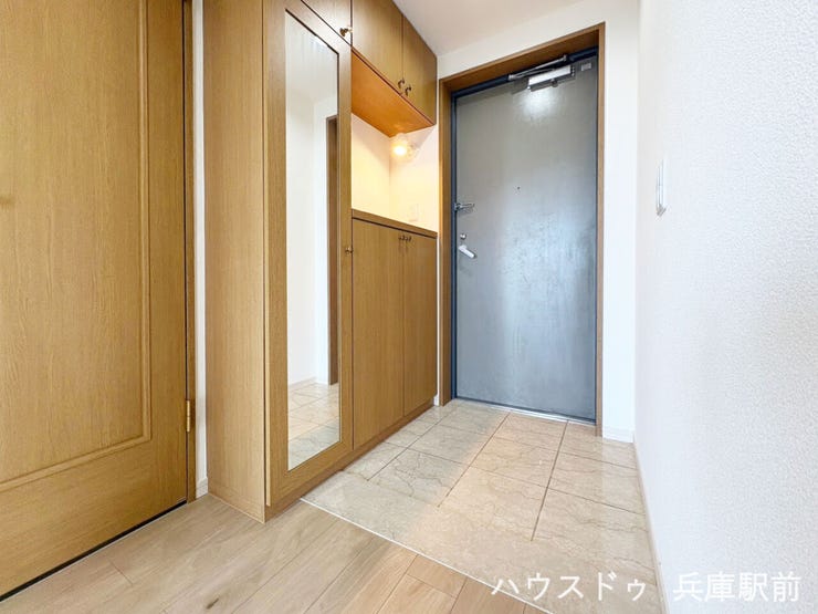 ◇収納力のあるシューズボックス付きの玄関。全身鏡を備えており、お出かけ前の身だしなみチェックにも便利です。