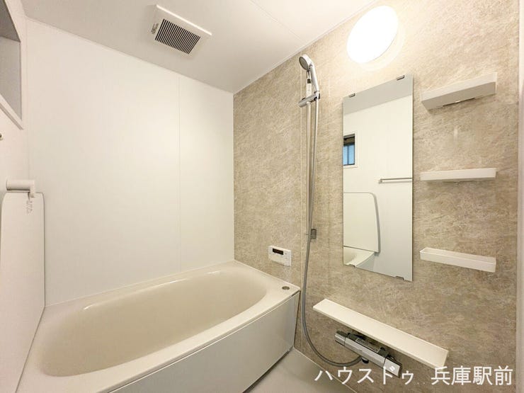 ◇落ち着いたアクセントパネルが上質感を演出。毎日の疲れをゆったり癒せる快適なバスルームです。