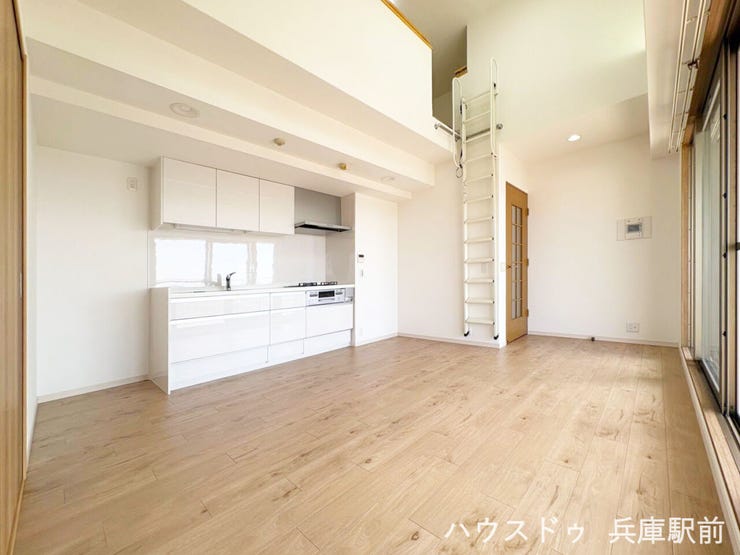 ◇開放感あふれるLDK。ロフト付きの吹抜け空間が、明るくゆとりのある暮らしを演出します。