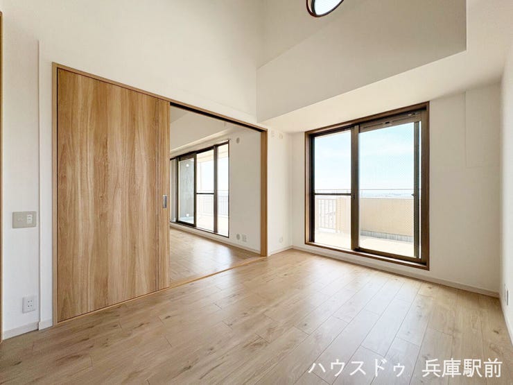 ◇6帖の洋室。吹き抜けで天井が高く開放感あふれる洋室。ゆとりある住空間が魅力です。
