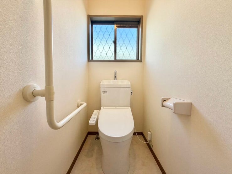 トイレは暖房便座付き!寒い冬の朝、便座に座った時の「ヒヤッ!」とする感覚がなく、安心してご使用いただけます♪