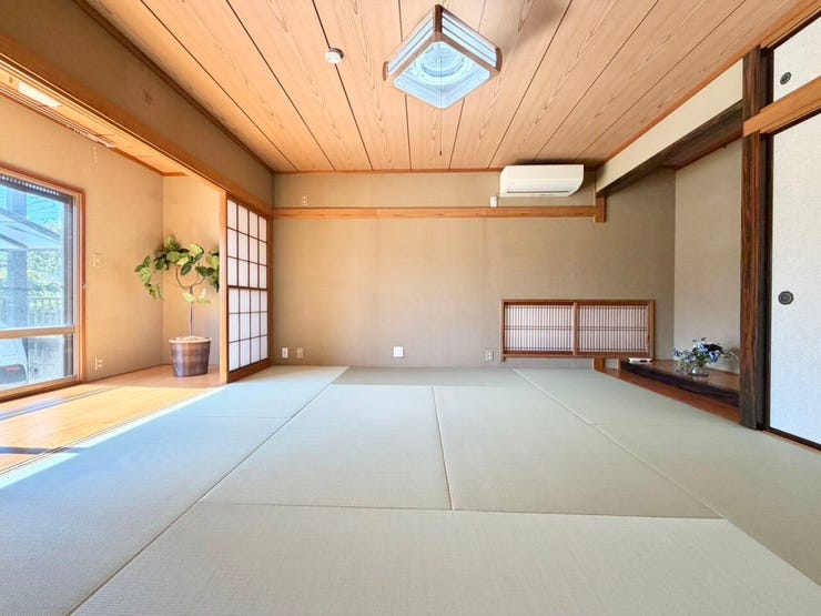 畳の風合いと木の温もりを感じられる、落ち着きのある和室♪広々とした空間でゆったりくつろげるほか、客間やお子様の遊び場など多目的に活用できます。