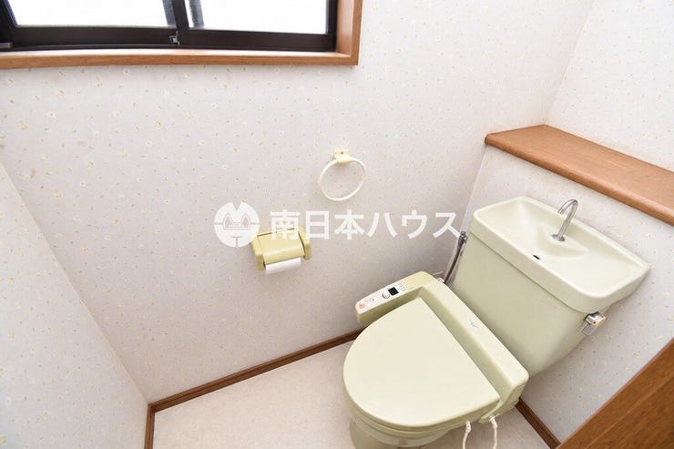 2階トイレ。窓付きで換気しやすく、温水洗浄便座を備えています。