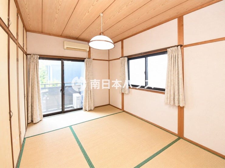 木の温もりを感じる落ち着いた和室。2面採光で明るく、バルコニーにも出入りできます。