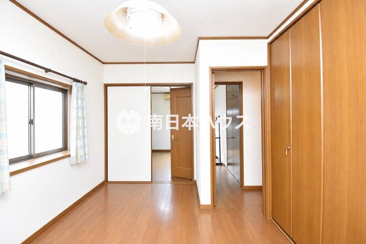 収納を備えた洋室。窓から自然光が入り、明るく使いやすい居室です。