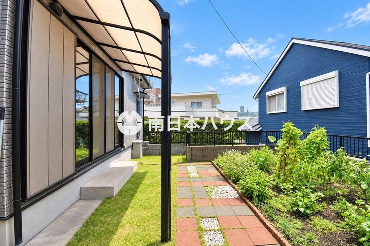 緑を楽しめるお庭スペース。テラス屋根もあり、ガーデニングなど多目的に活用できます。