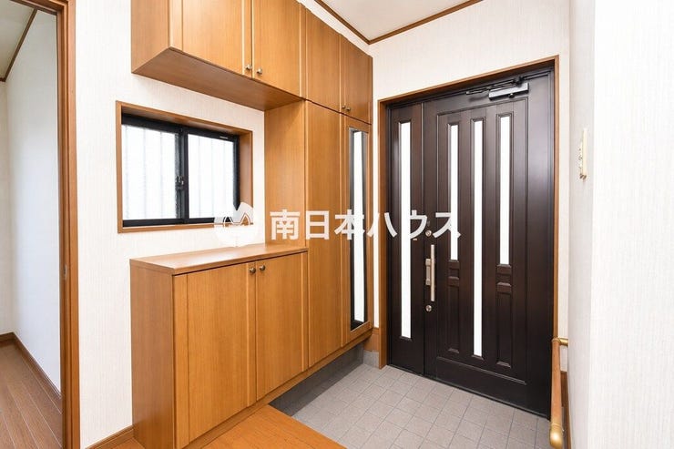 収納力のあるシューズボックスを備えた玄関。窓もあり、明るくすっきりとした空間です。