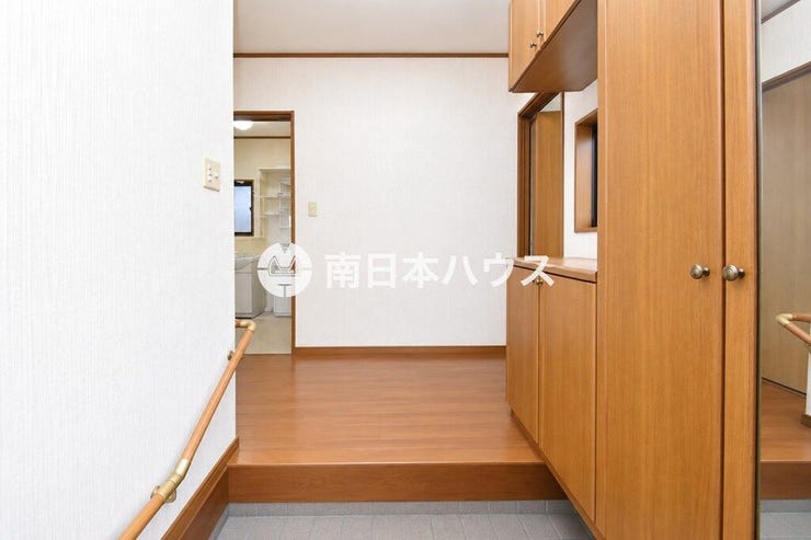 玄関から室内を見た様子。手すりを備え、廊下もゆとりのあるつくりです。