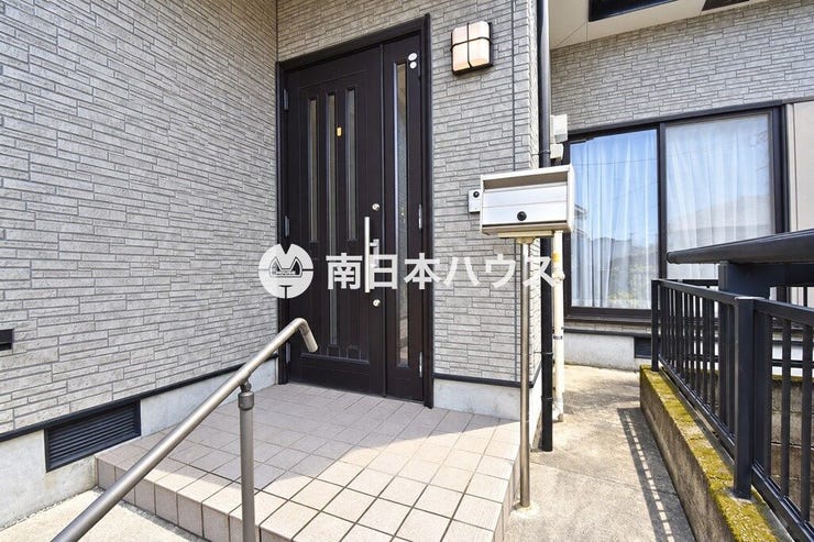 玄関アプローチ。手すりを備え、落ち着いた印象のエントランスです。