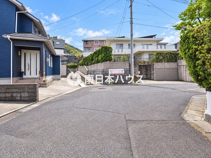 前面道路の様子。周辺は住宅が建ち並ぶ落ち着いた住環境です。