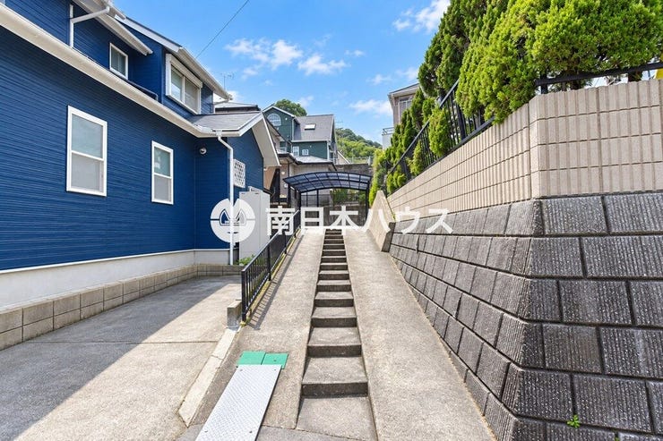敷地へ続くアプローチ。階段とスロープが設けられています。