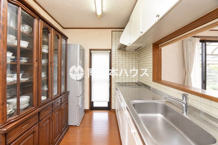 リビングを見渡せる対面式キッチン。作業スペースも広く、家族との会話を楽しみながら料理ができます。