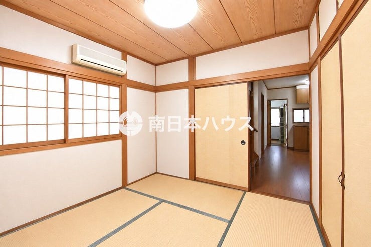 木の温もりを感じる和室。押入れを備え、客間やくつろぎのスペースとして活用できます。