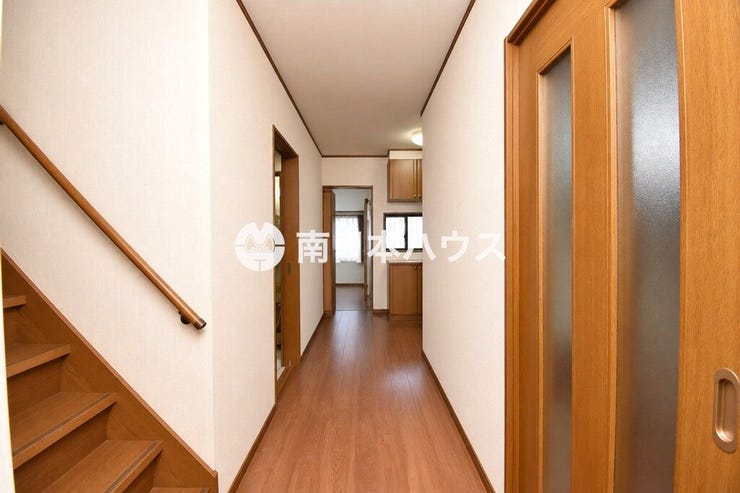 玄関から続く廊下。階段には手すりを備え、各居室へつながる動線です。