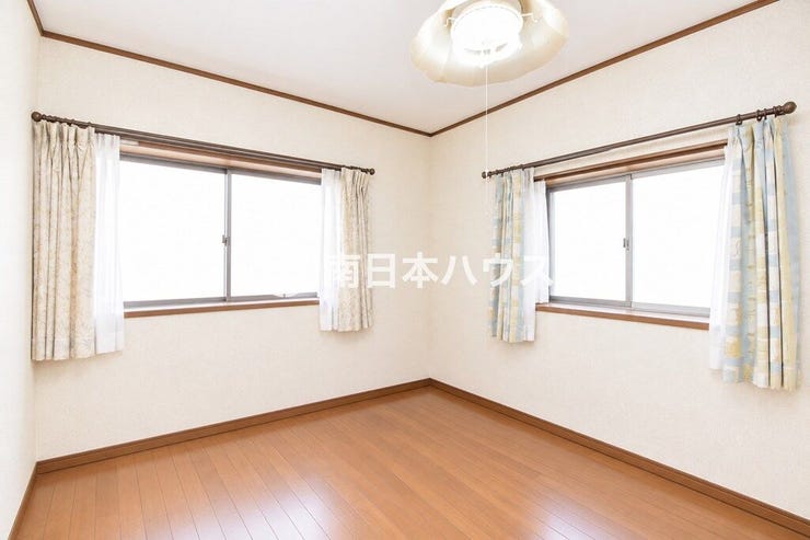 2面採光で明るい洋室。風通しも確保しやすく、個室として使いやすい空間です。