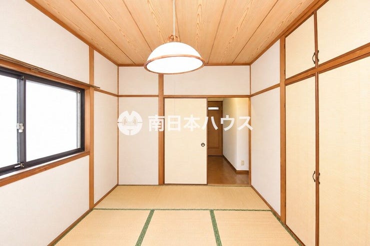 収納を備えた和室。落ち着いた雰囲気で、寝室や客間など多用途に使えます。