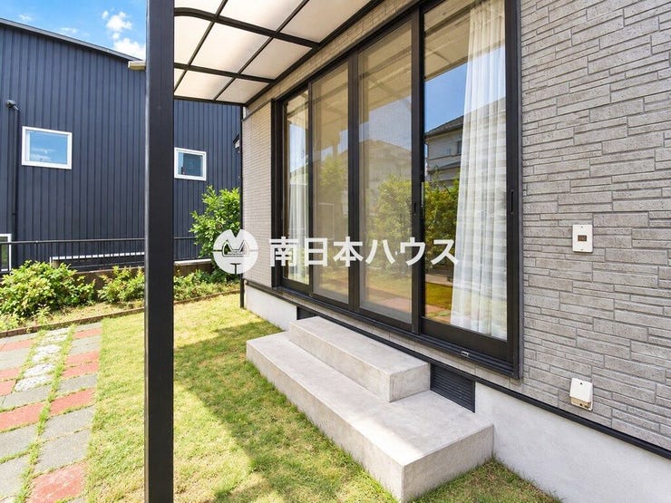 リビングからお庭へ直接出入りできます。テラス屋根付きで、屋外空間を身近に楽しめます。