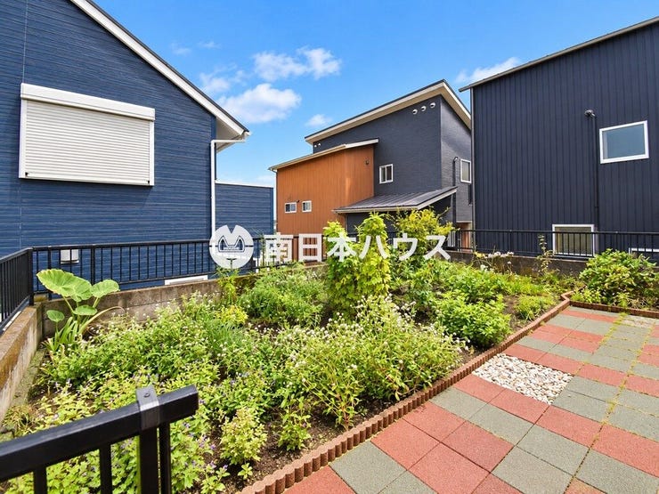 植栽を楽しめるお庭スペース。ガーデニングなど、ご家族の楽しみが広がります。