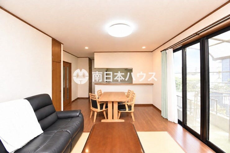 キッチンからリビング・ダイニングを見渡せる間取り。家族の気配を感じながら家事ができます。