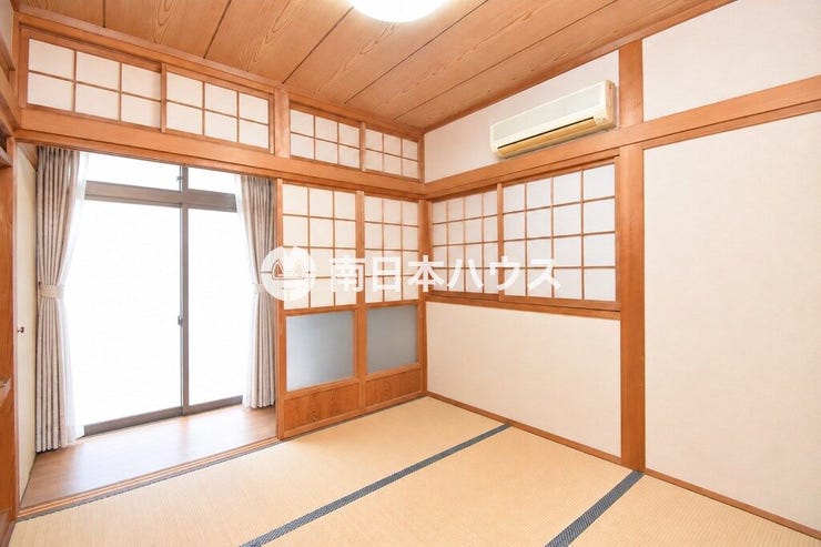 木の温もりを感じる落ち着いた和室。縁側にもつながり、明るく開放感のある空間です。