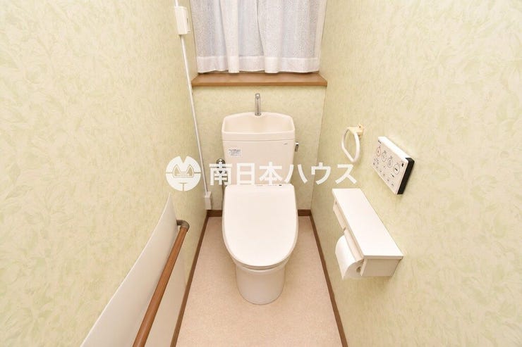 1階トイレ。窓付きで換気しやすく、手すりも備えた使いやすい空間です。