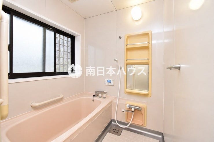 窓付きの浴室。手すりも備え、ゆったりとくつろげるバスルームです。