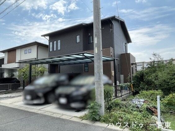 落ち着いた色合いが印象的な、スタイリッシュな外観。カーポートを備え、大切なお車を雨や日差しから守ります。