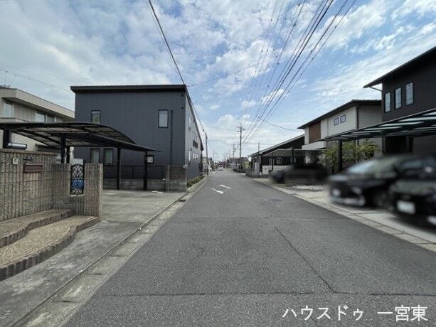 【北側東向き】幅員約6mの前面道路です。道路幅にゆとりがあるので、車種を選びません。大きめの車を乗りたい方にもオススメです。
