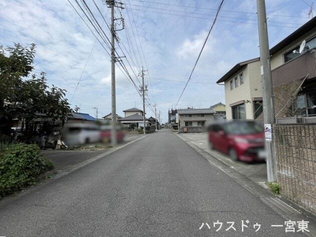 【北側西向き】幅員約6mの前面道路です。車がすれ違うのに十分な道幅です。車が2台と通行人も通れる幅となっています。