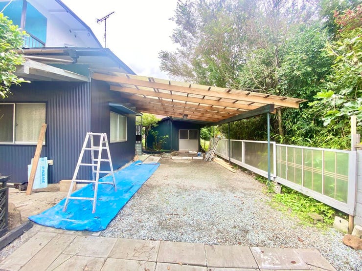 建物脇には屋根付きの広いスペースを確保。駐車場としてはもちろん、雨天時の荷物の出し入れや屋外作業にも便利です。