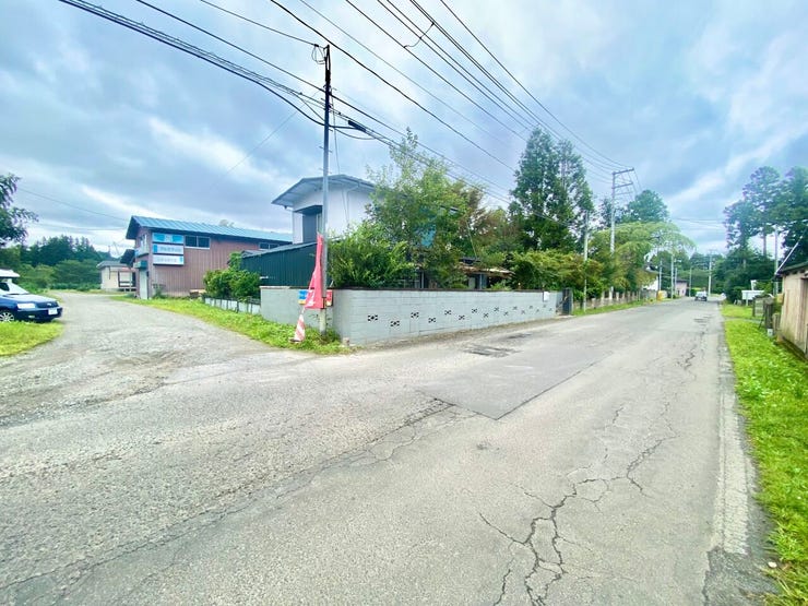 南側約8.0mの公道に面した、開放感のある立地です。前面道路にゆとりがあり、車の出入りも落ち着いて行えます。