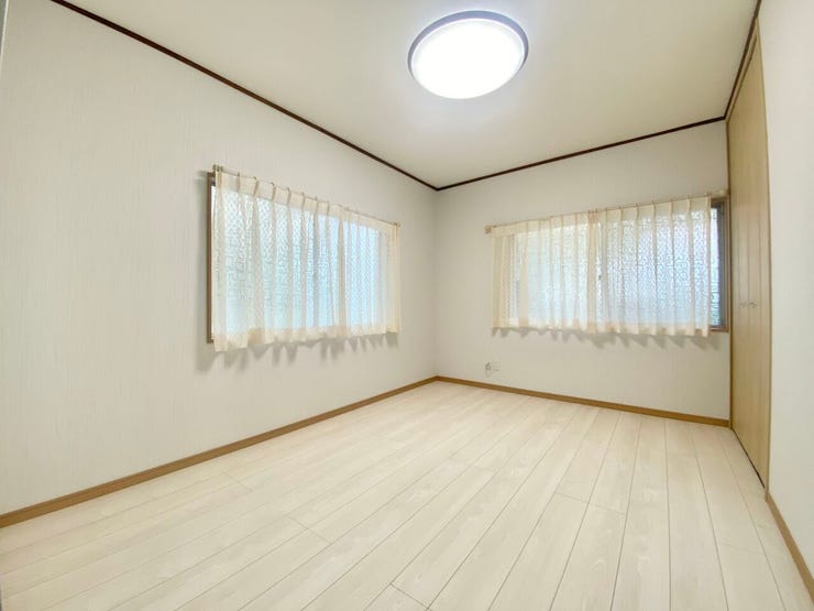 2面に窓を備えた1階6.0帖洋室。明るく風通しが良く、寝室や子ども部屋、在宅ワークスペースなど幅広く使えます。