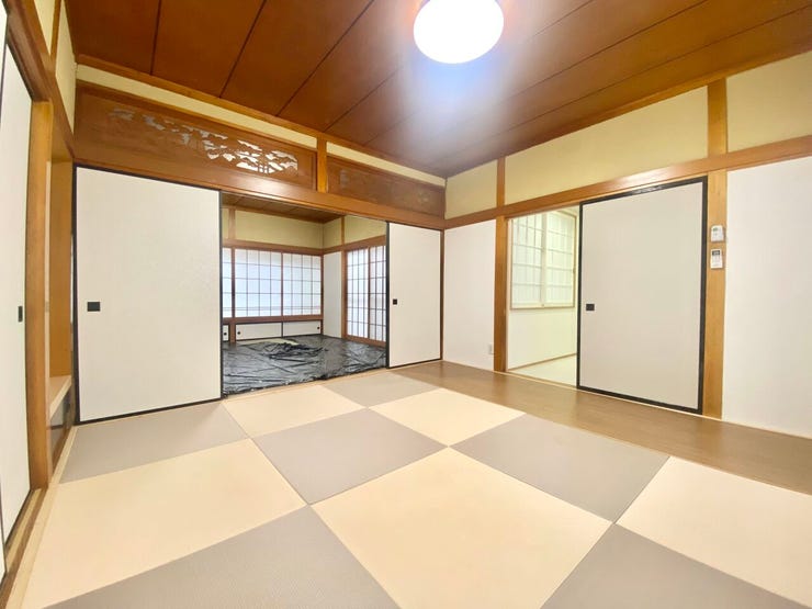 モダンな色合いの畳が印象的な8帖和室。続き間を開放すれば、家族の集まりや来客時にも使いやすい広々空間になります。