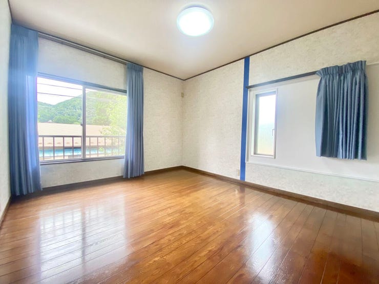 2面採光で明るく風通しの良い2階8帖洋室。ゆとりある広さがあり、主寝室としても使いやすいお部屋です。