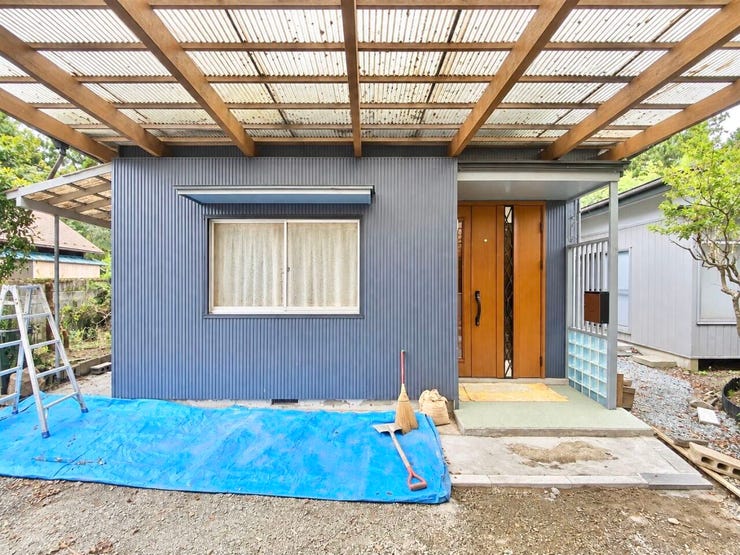 屋根付きのゆとりある玄関ポーチ。雨や雪の日にも濡れにくく、荷物の出し入れや身支度を落ち着いて行えます。