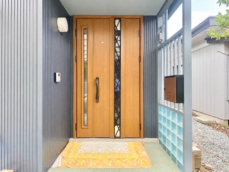 木目調の玄関扉が温かな印象を与える住まいの入口。屋根があるため、雨天時の鍵の開閉もスムーズに行えます。