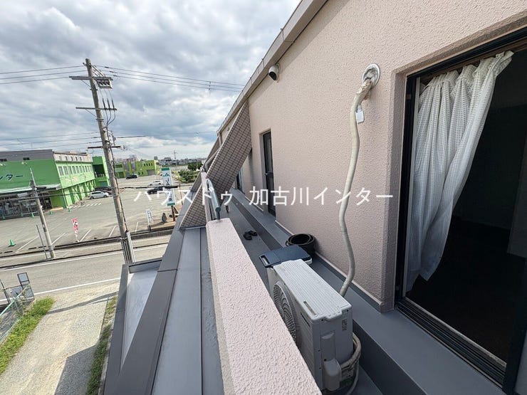 角部屋ならではの開放感♪リビング側から側面まで続く、広々としたバルコニーが魅力です