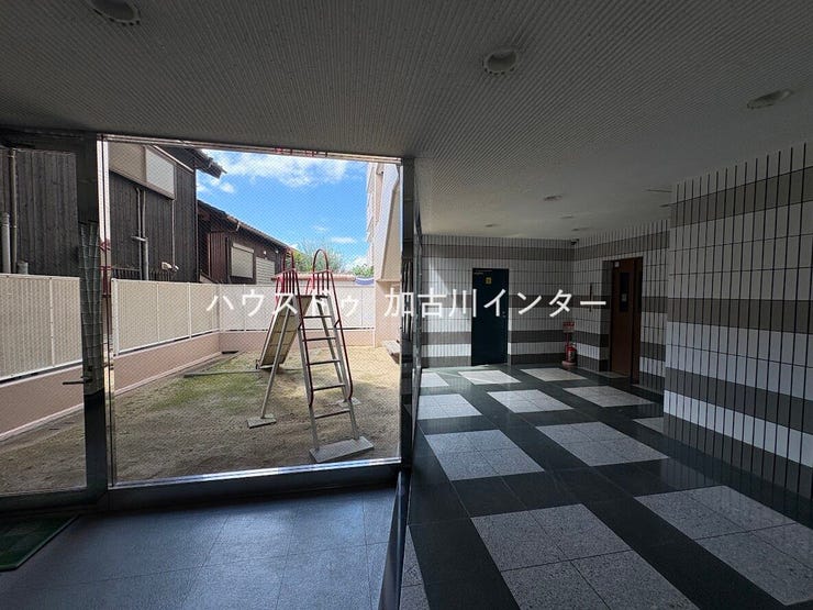 お子様を安心して遊ばせられる、敷地内の安全なプライベート広場