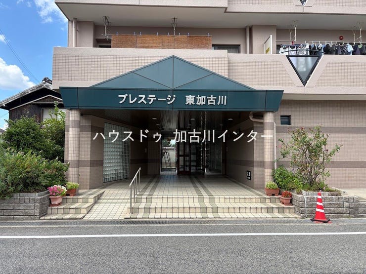 周辺環境と調和した、上品で落ち着きのある建物です