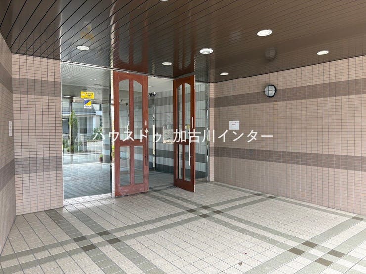 重厚感と清潔感を兼ね備えた、手入れの行き届いたエントランスです