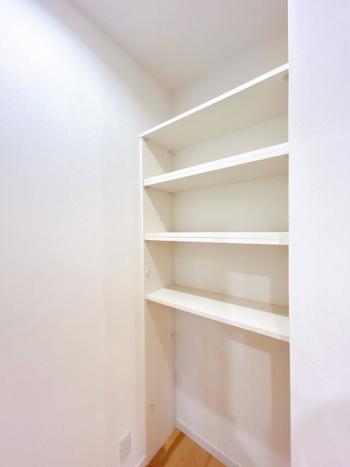 【現況販売中】キッチン横の収納です