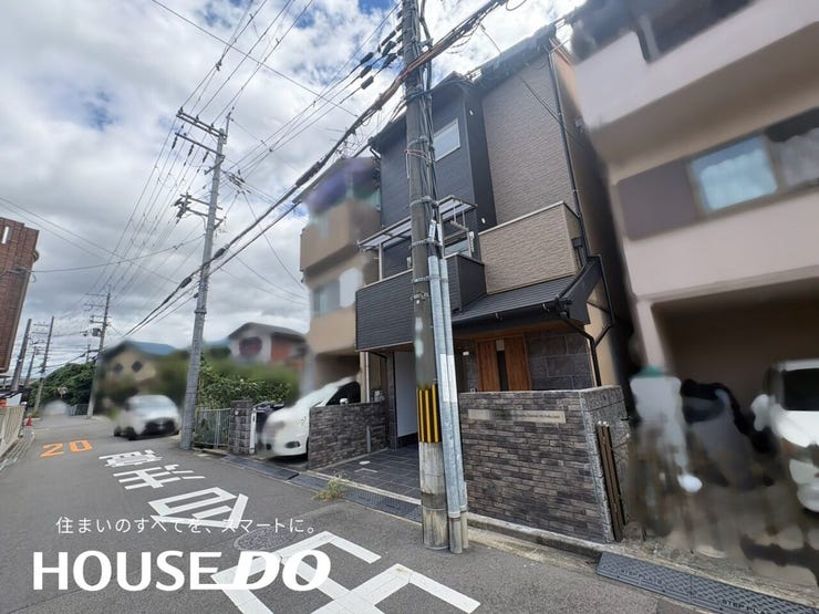 3階部分まで続く縦長窓が外観にリズムを生んでいます。周辺は落ち着いた住宅街で毎日の暮らしに安心感があります。