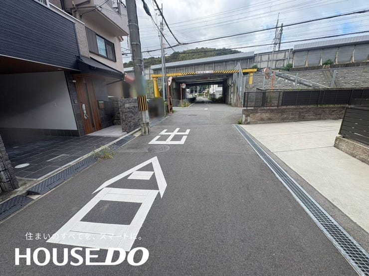前面道路は見通しがよく、車の出し入れがしやすい幅員です。