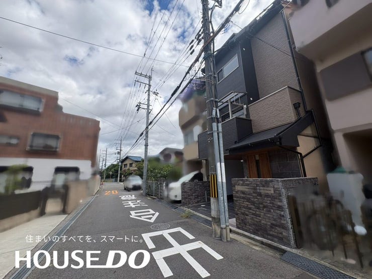 電柱の位置を避けやすい前面道路です。交通量が少なく、小さなお子様の飛び出しにも配慮しやすい環境です。