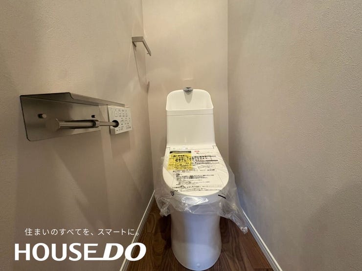 トイレはタンクレス風のすっきりとしたデザインです。手すり設置用の下地も確保された安心の仕様です。