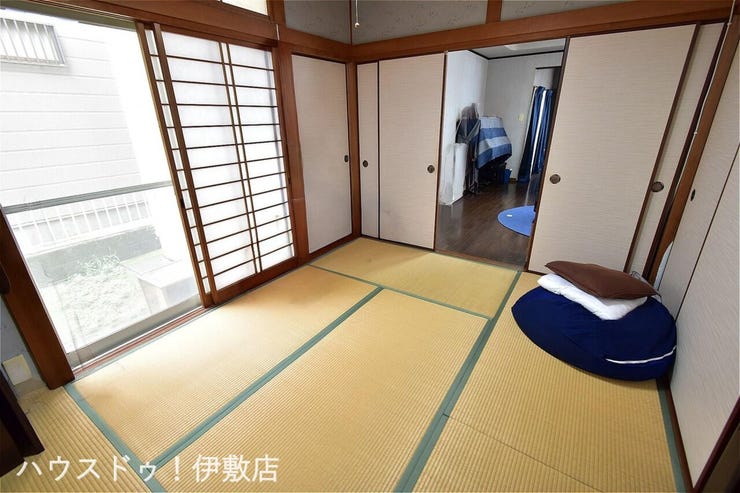 【1F和室】
1階の和室には障子戸と収納スペースを設置。掃き出し窓から直接バルコニー(外部)へ出入りが可能です。