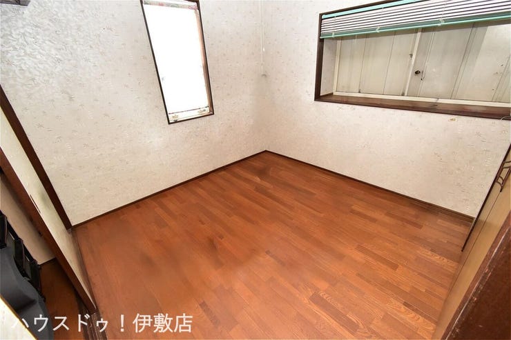 【洋室4.5帖】
家具の配置がしやすいシンプルな洋室。寝室やテレワーク用の書斎など、ご家族のライフスタイルに合わせて自由に活用できます。