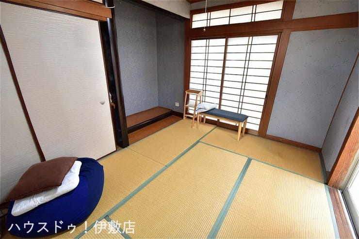 【和室6帖】
障子から柔らかな光が差し込む趣ある和室。客間としてはもちろん、お子様のお昼寝や家族団らんの場としても重宝する、心安らぐ空間です。