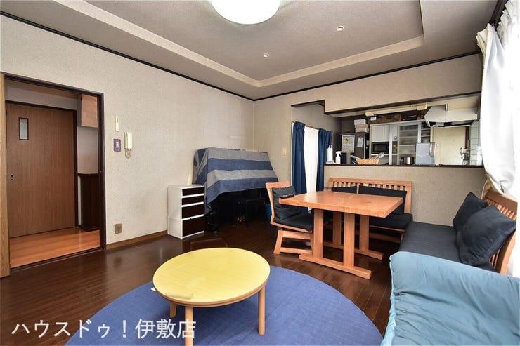 【リビング】
LDKには対面式のキッチンを採用。天井は一部が一段高くなった折り上げ天井になっており、空間に変化を持たせています。