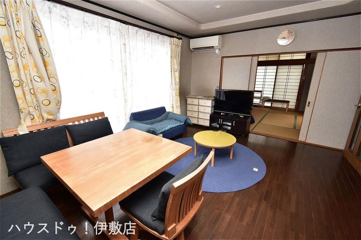 【リビング】
14.5帖のLDKと隣接する和室の襖を開放することで、より広い空間として一体的に利用することも可能です。